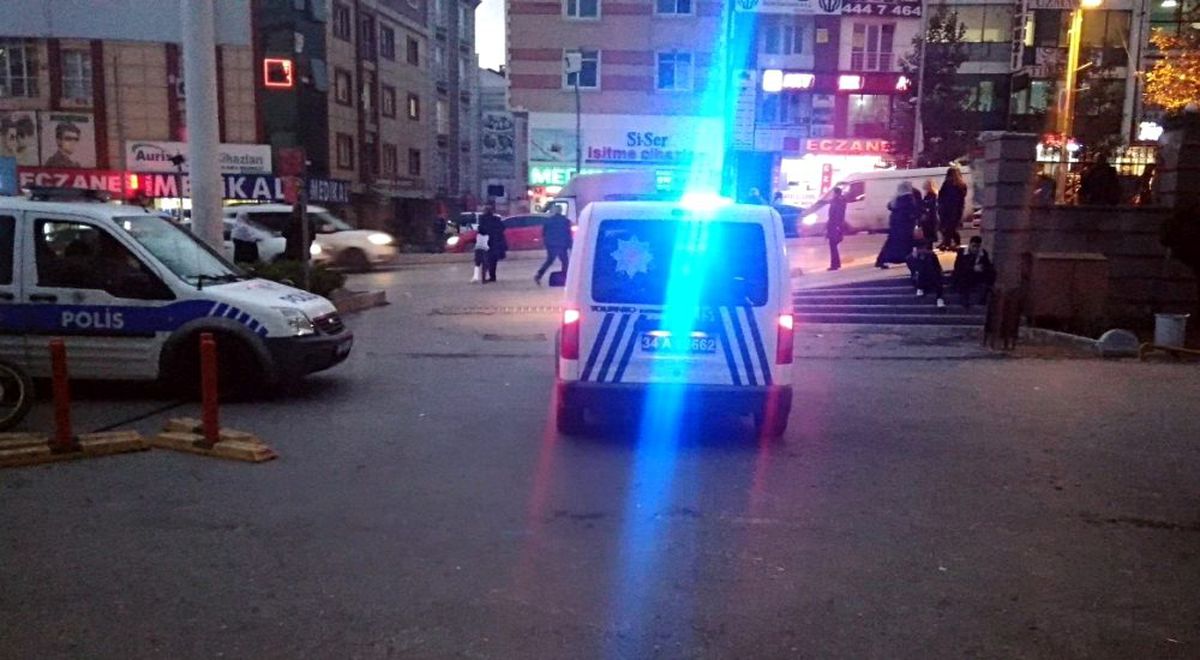 Esenyurt\'ta kurusıkı tabancayla tehdit ederek telefon gasp ettiler