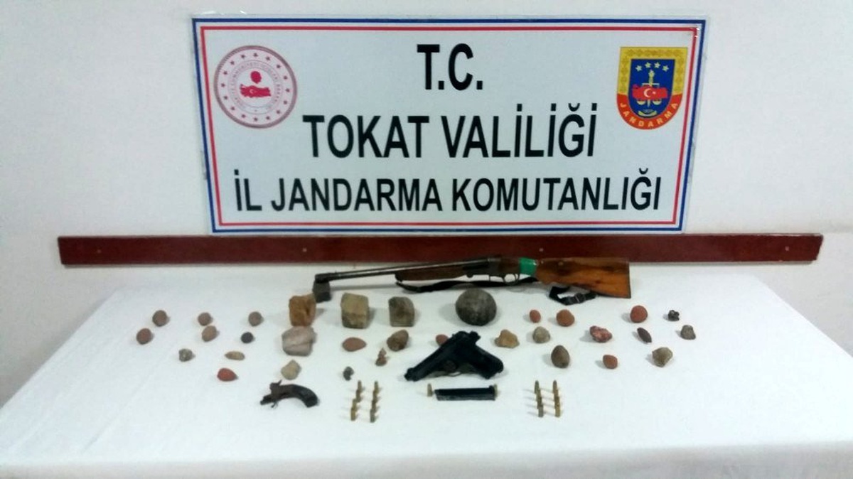 Evlerinden 26 parça tarihi eser çıktı