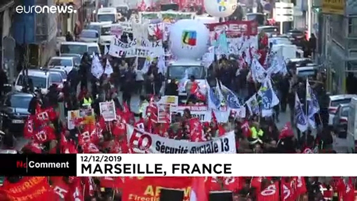 Fransa\'nın Marsilya şehrinde liman işçileri emeklilik reformunu protesto etti