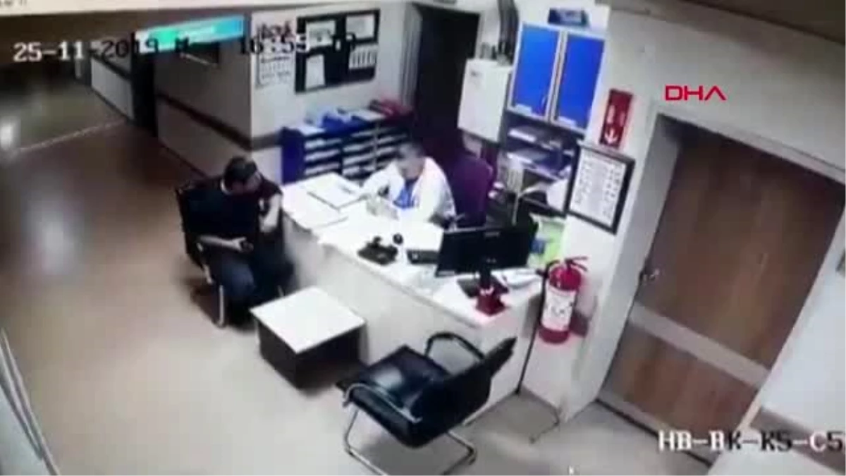 Hastanede tavandan düşen kişi kamerada
