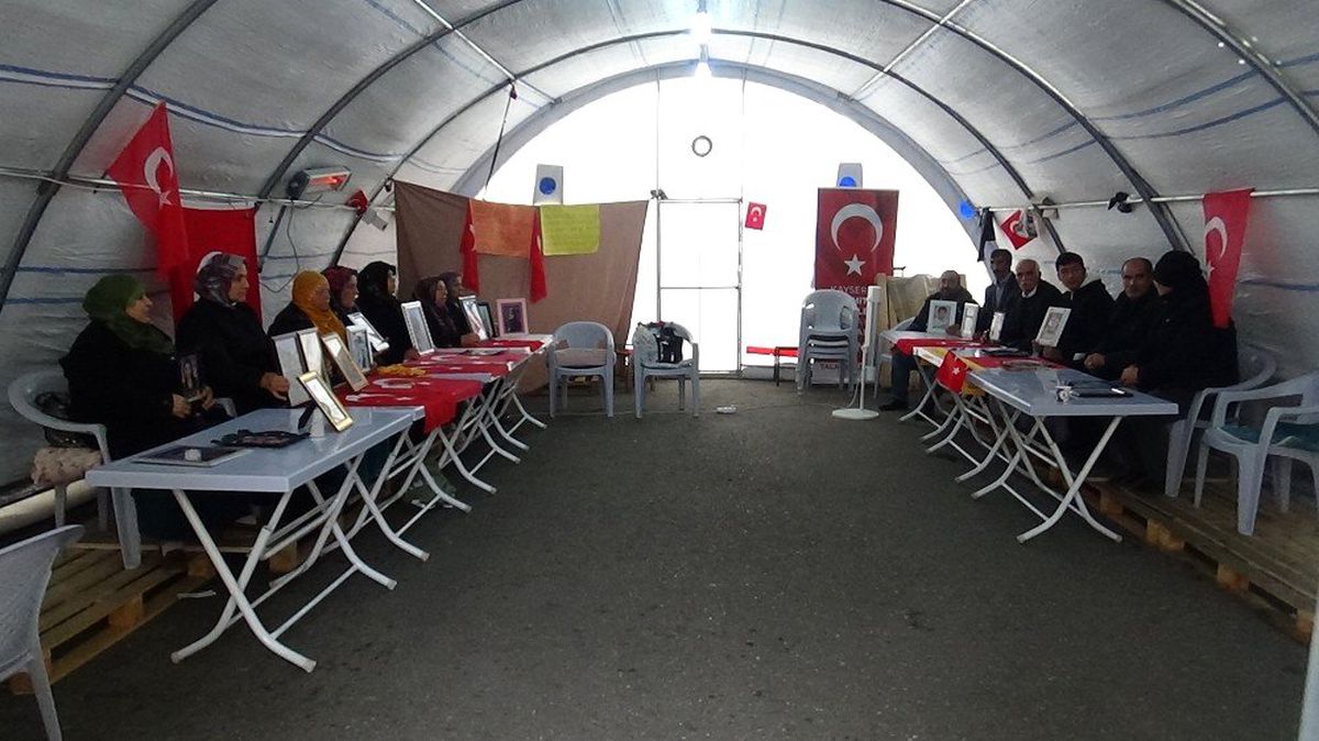 HDP önündeki ailelerin evlat nöbeti 101\'inci gününde