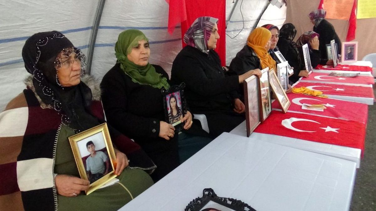 HDP önündeki ailelerin evlat nöbeti 101\'inci gününde