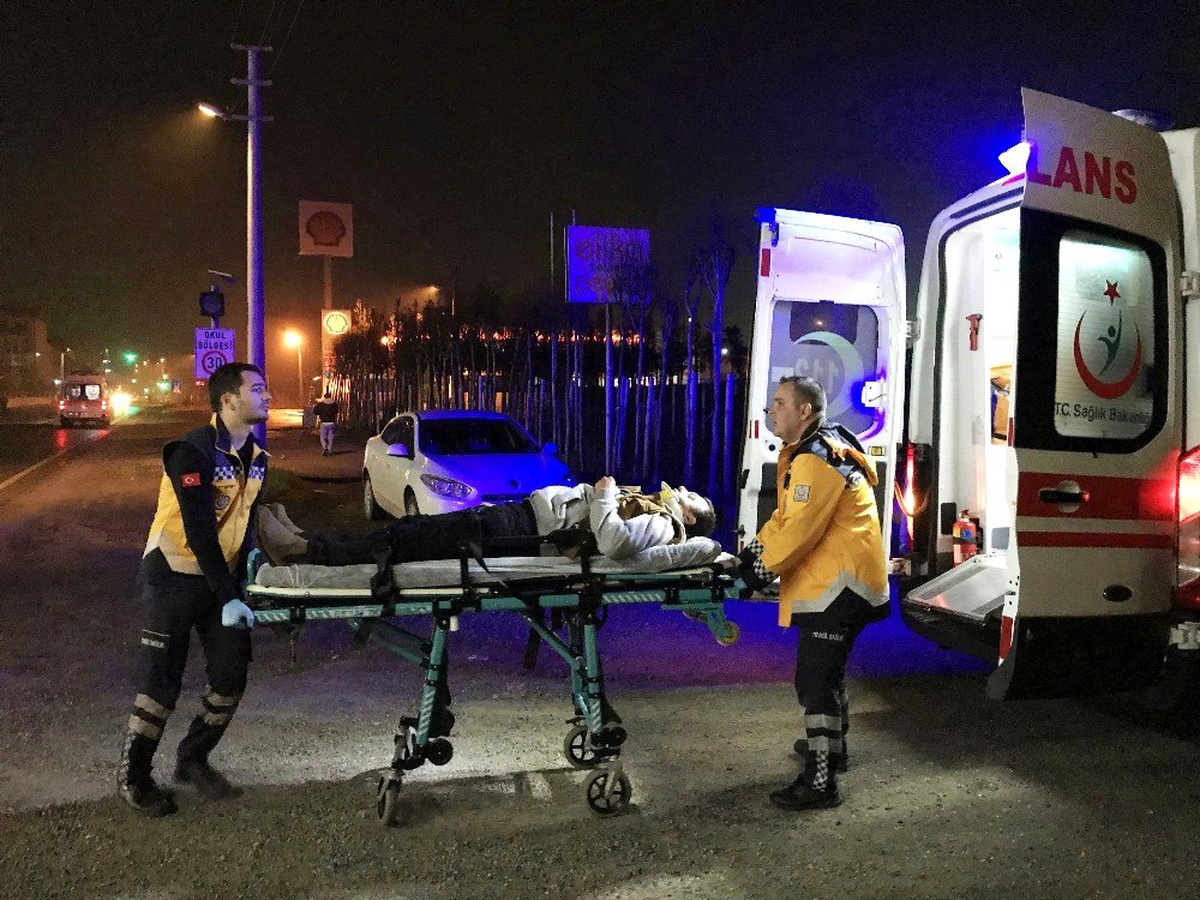 İki otomobilin çarpıştı, araçta sıkışan sürücüyü itfaiye kurtardı