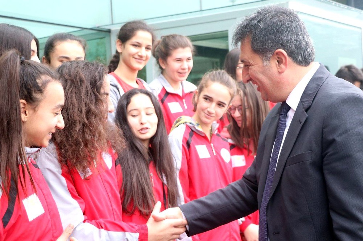 İl Müdürü Eskici, voleybolcuları uğurladı
