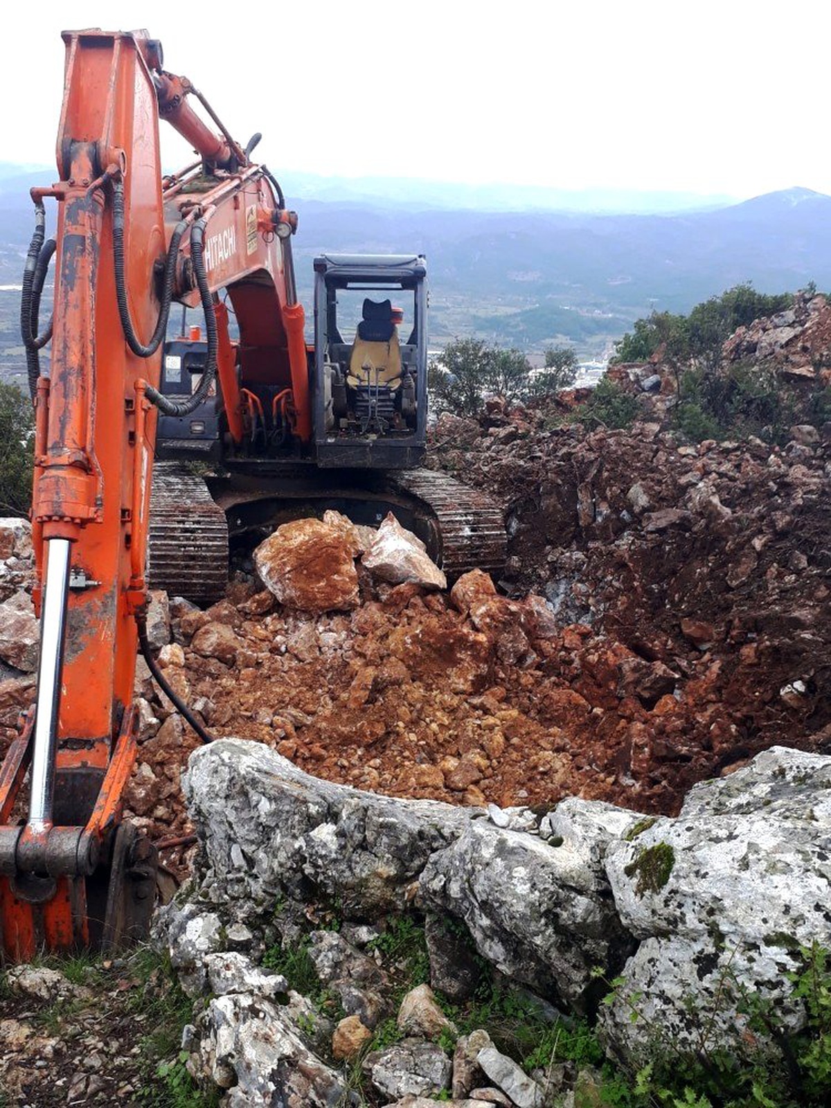 İş makinesi ile kaçak kazı yaparken yakalandılar