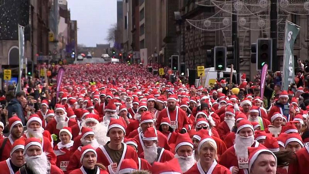 İskoçya\'nın Glasgow şehrinin sokaklarını \'Noel Babalar\' bastı