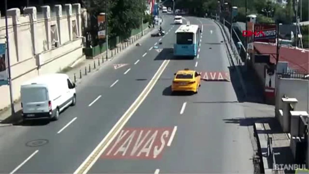 İstanbul-beşiktaş\'ta otobüsün çarptığı motosikletlinin metrelerce sürüklendiği kaza kamerada