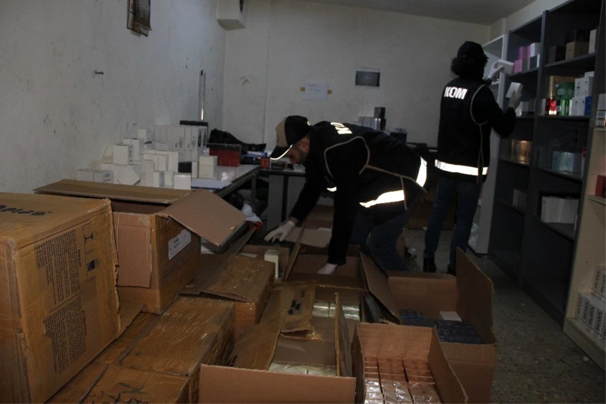İzmir\'de depolara baskın: Çok sayıda kaçak ürün ele geçirildi