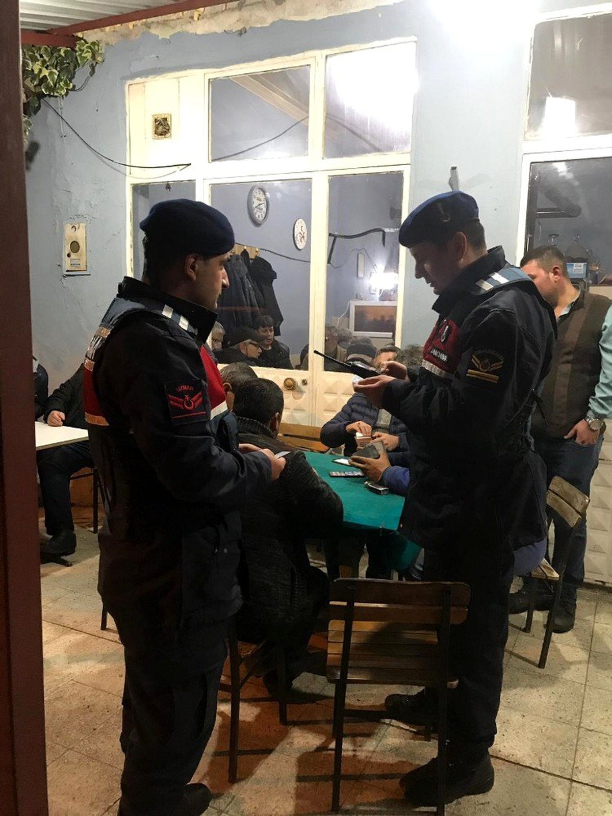 İzmir\'de jandarmadan huzur operasyonu: 15 kişi yakalandı