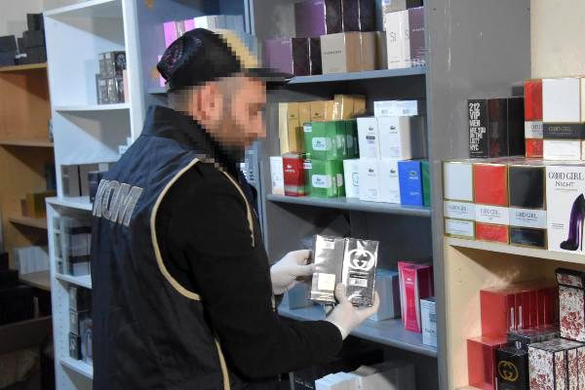 İzmir\'de yılbaşı öncesi "gümrük kaçağı ürün" operasyonu