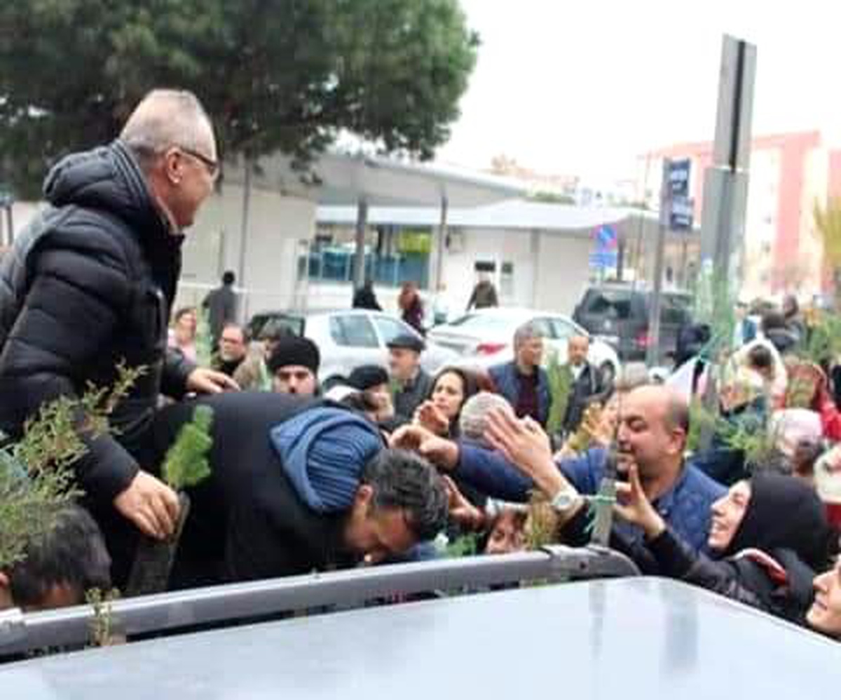 İzmir İş Dünyası derneği İZİD İzmir\'de 3000 Çam fidanı dağıttı