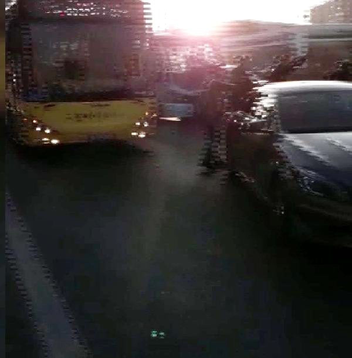 Kadıköy D-100\'de hareketli dakikalar ; otobüsün önünü kesti yolu trafiğe kapattı