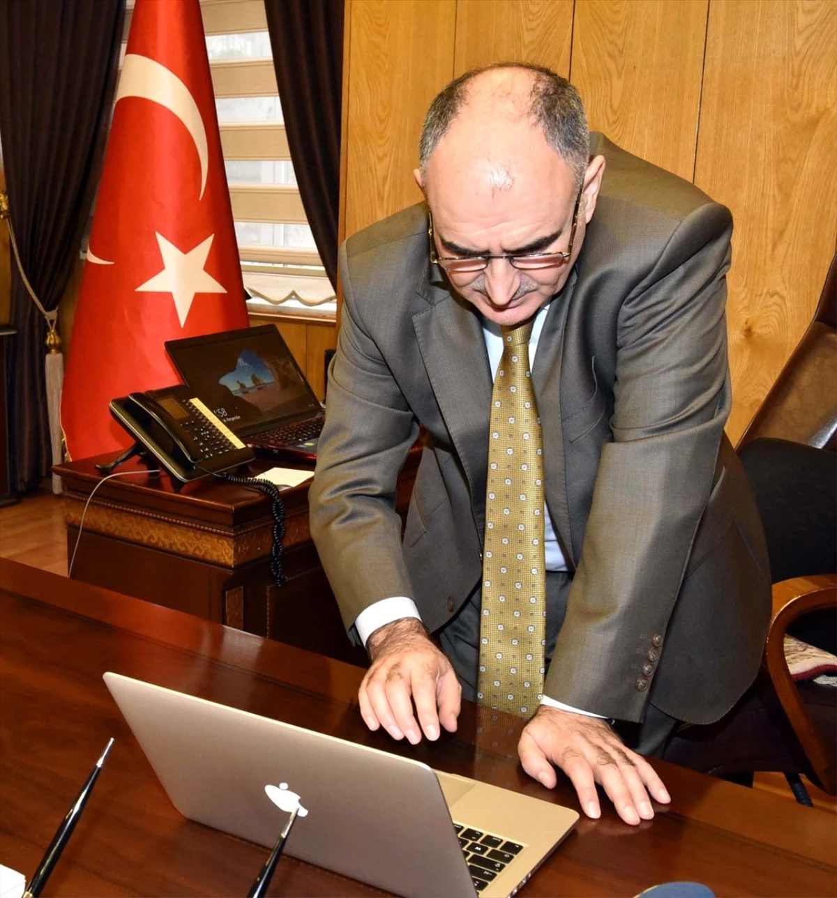 Kahramanmaraş Valisi Vahdettin Özkan, AA\'nın "Yılın Fotoğrafları" oylamasına katıldı