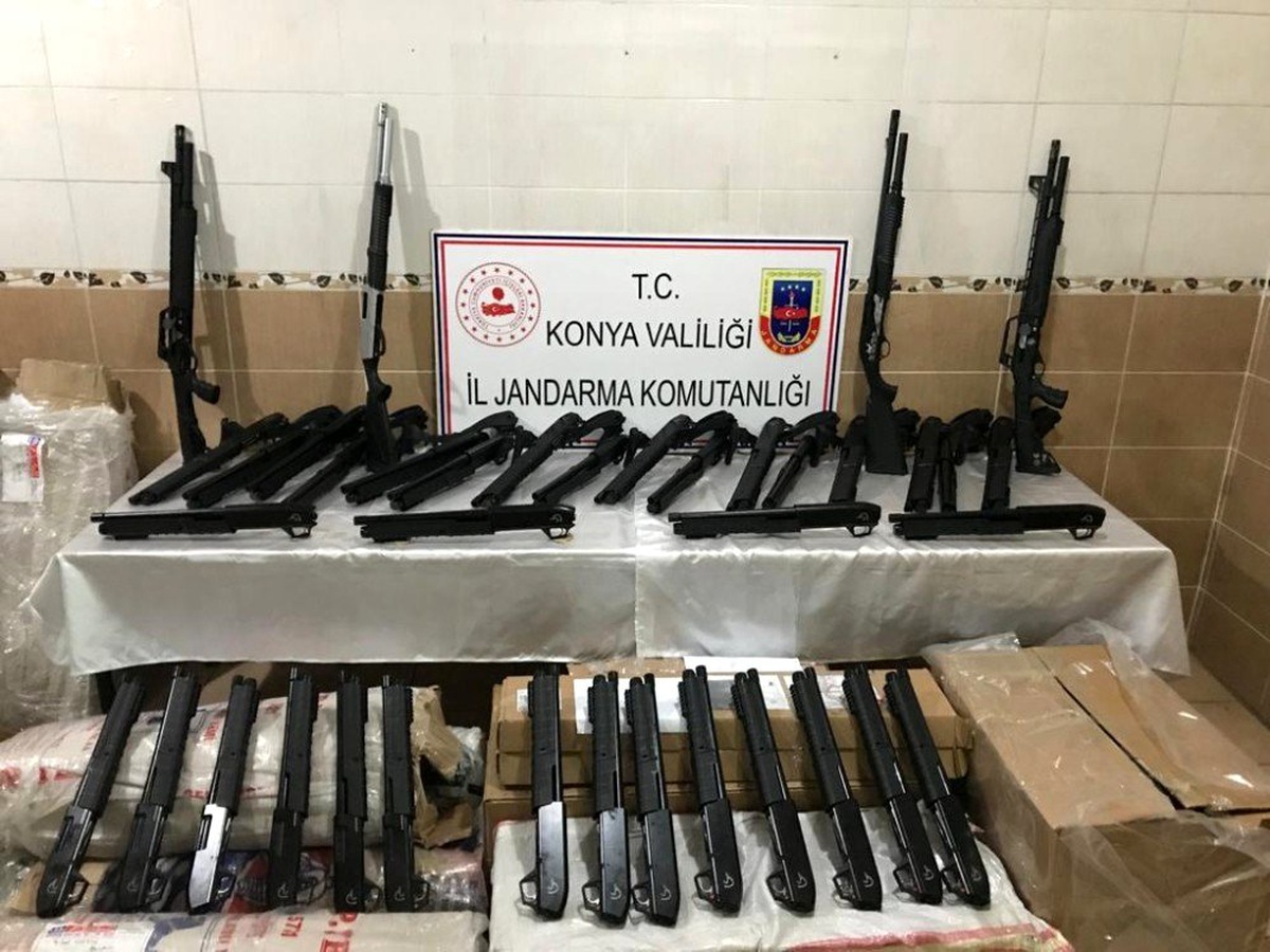 Kargo aracında kaçak üretim 173 tüfek bulundu
