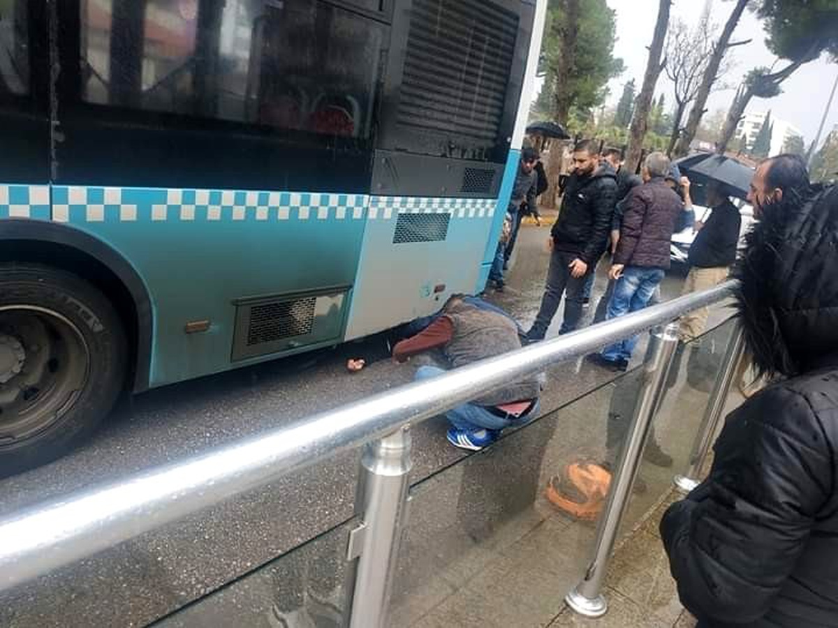 Kayan motosiklet otobüsün altına girdi