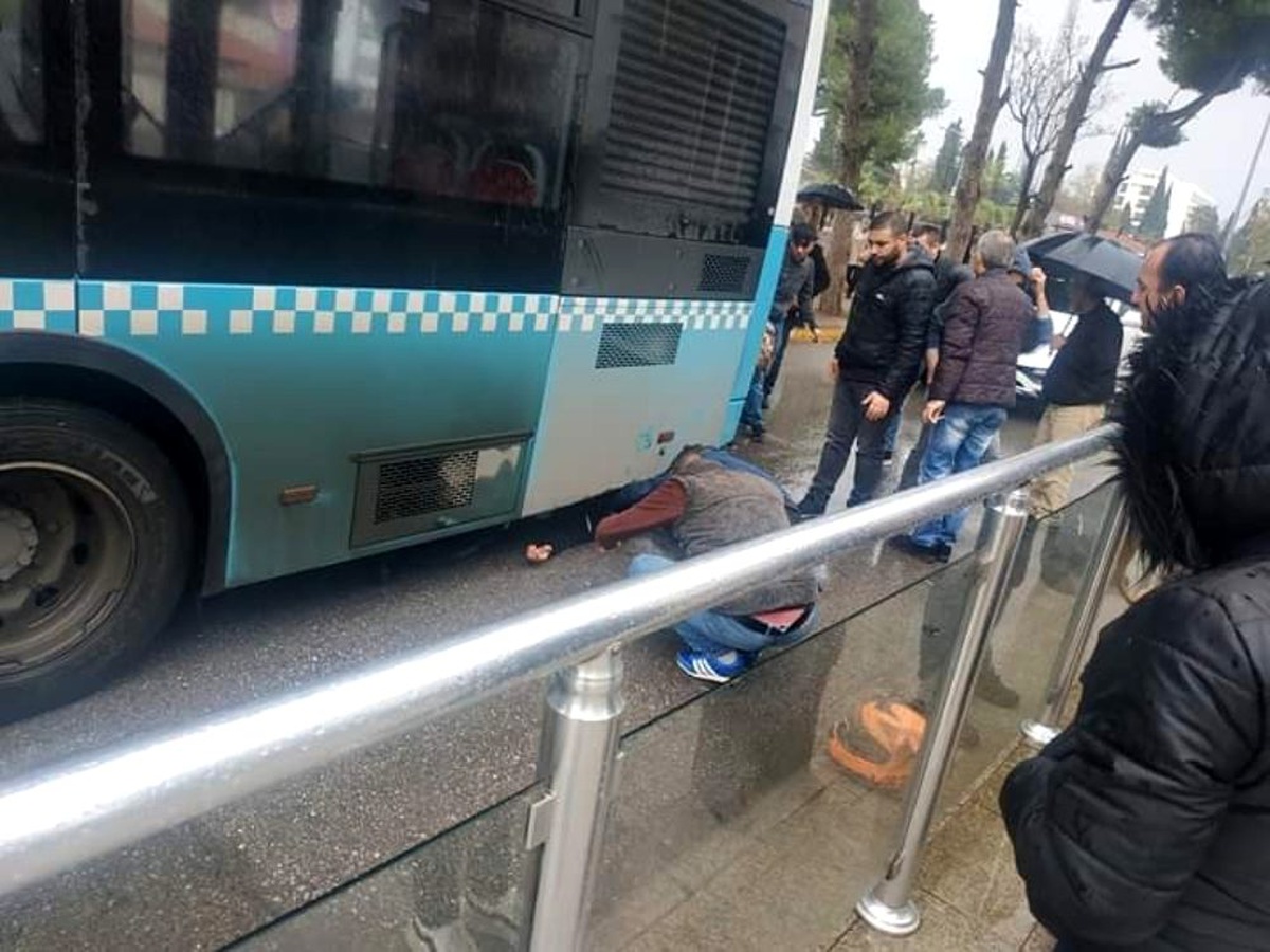 Kayan motosiklet otobüsün altına girdi