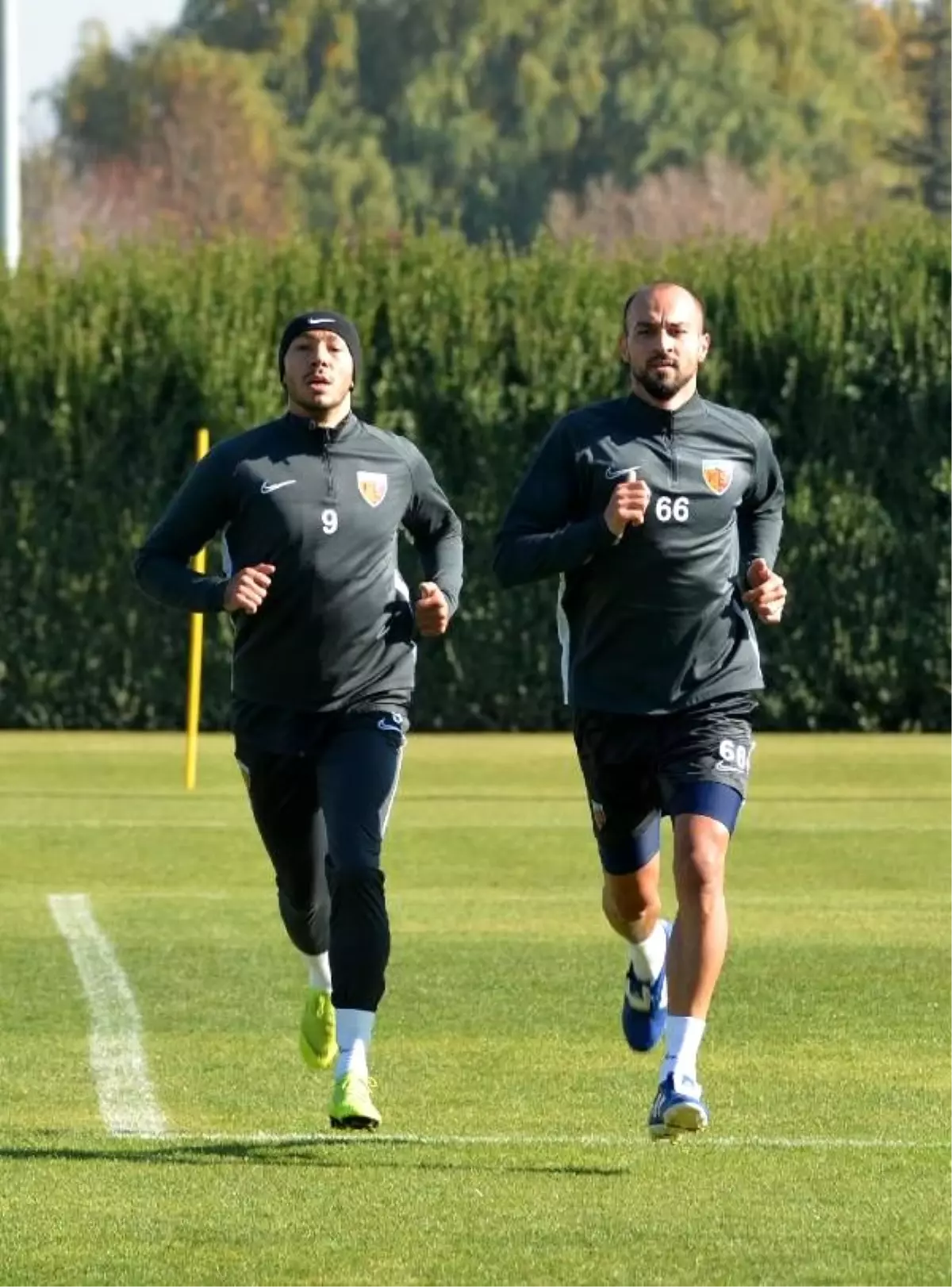 Kayserispor\'da Umut Bulut ve Şamil Çinaz antrenmana çıktı