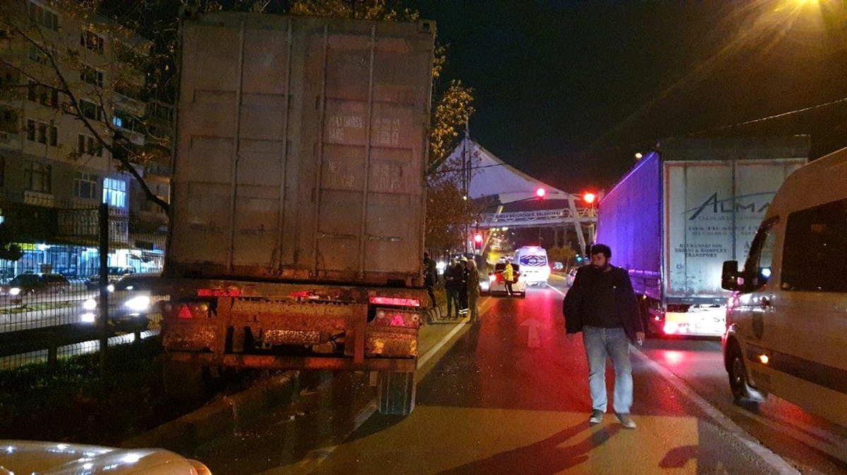 Kontrolden çıkan tır bariyerlere ve direğe çarptı