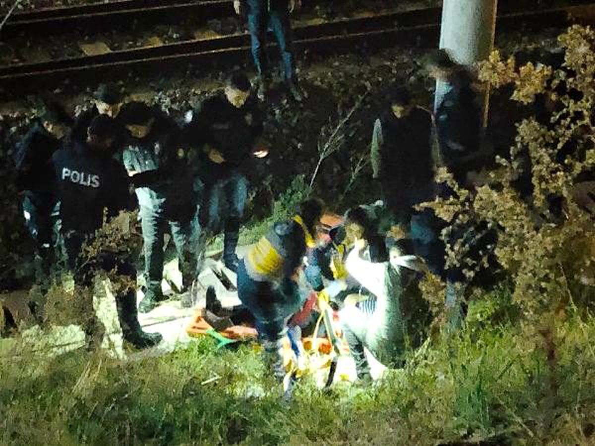 Köprüden rayların üzerine atladı