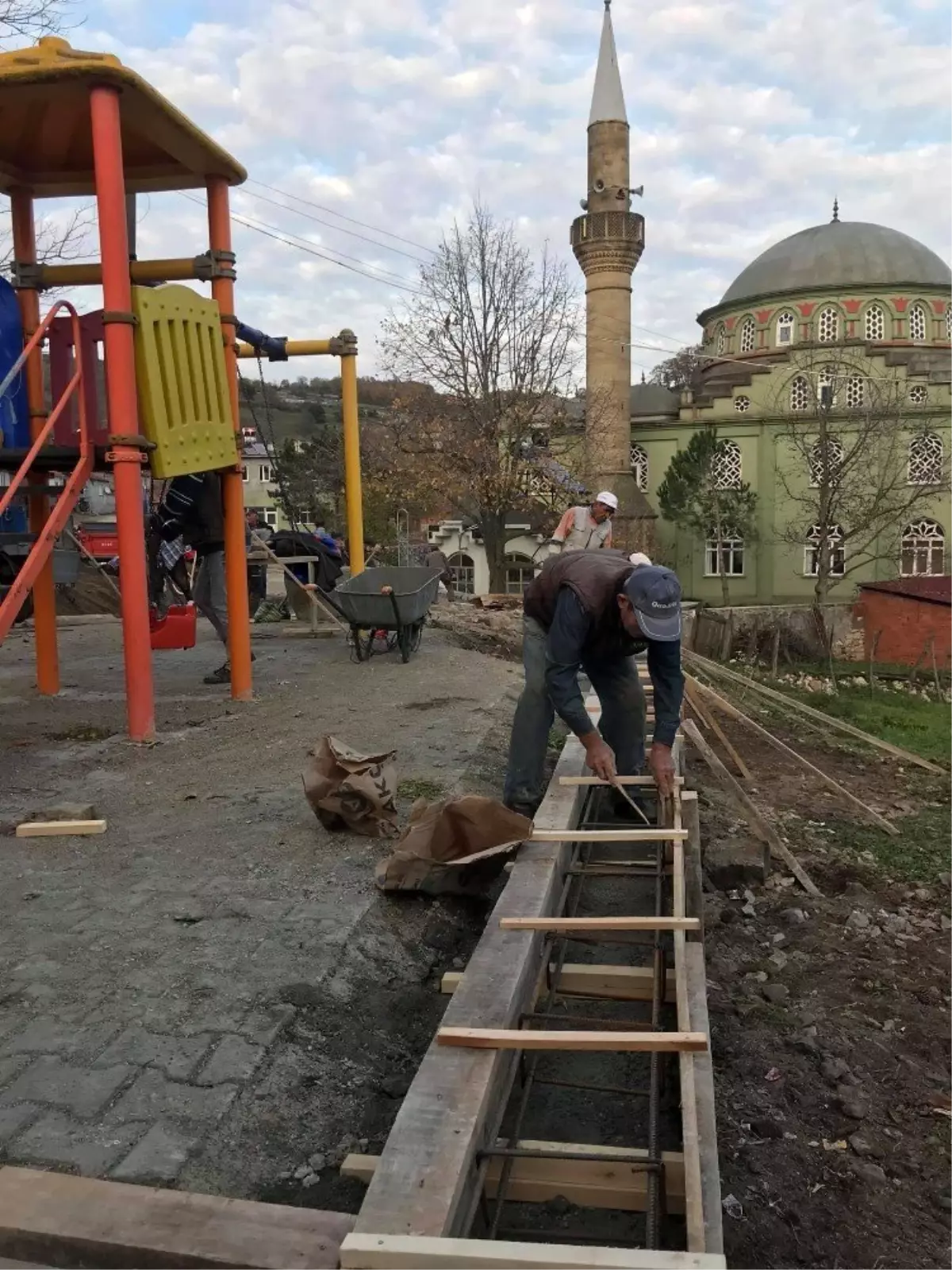 Köy halkı, meydan istinat duvarını el birliği ile yaptı