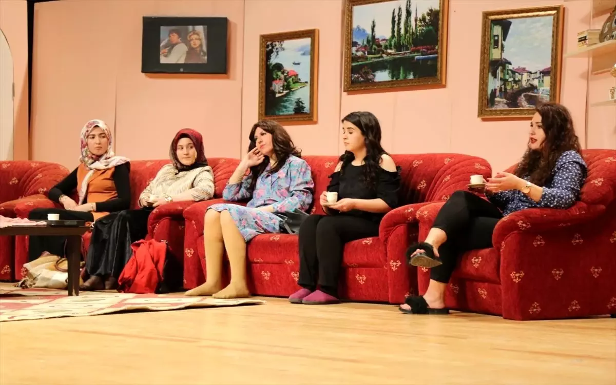 Kütahya\'da üniversite öğrencileri tiyatro oyunu sahneledi