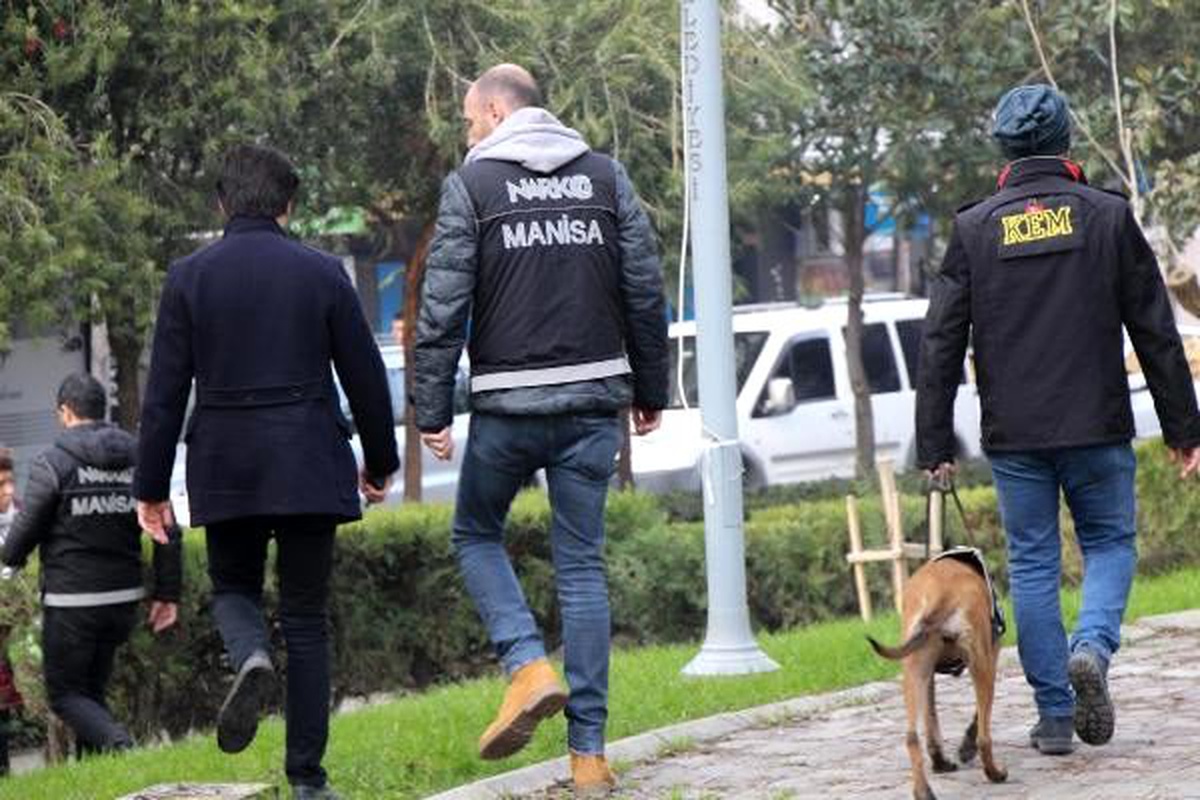 Manisa\'da okul önleri ve parklarda narkotik denetimi