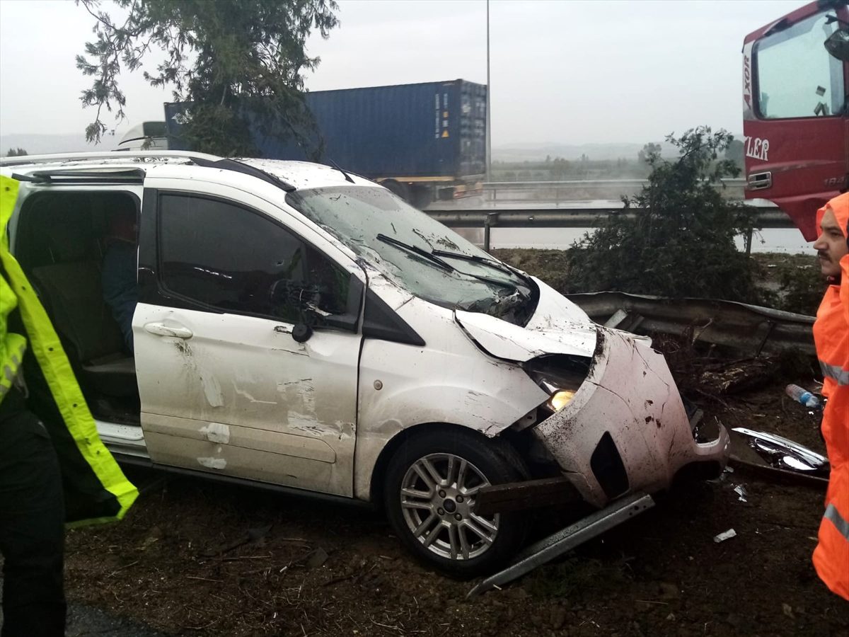 Mersin\'de otomobil ile tırın çarpıştığı trafik kazasında 3 kişi yaralandı