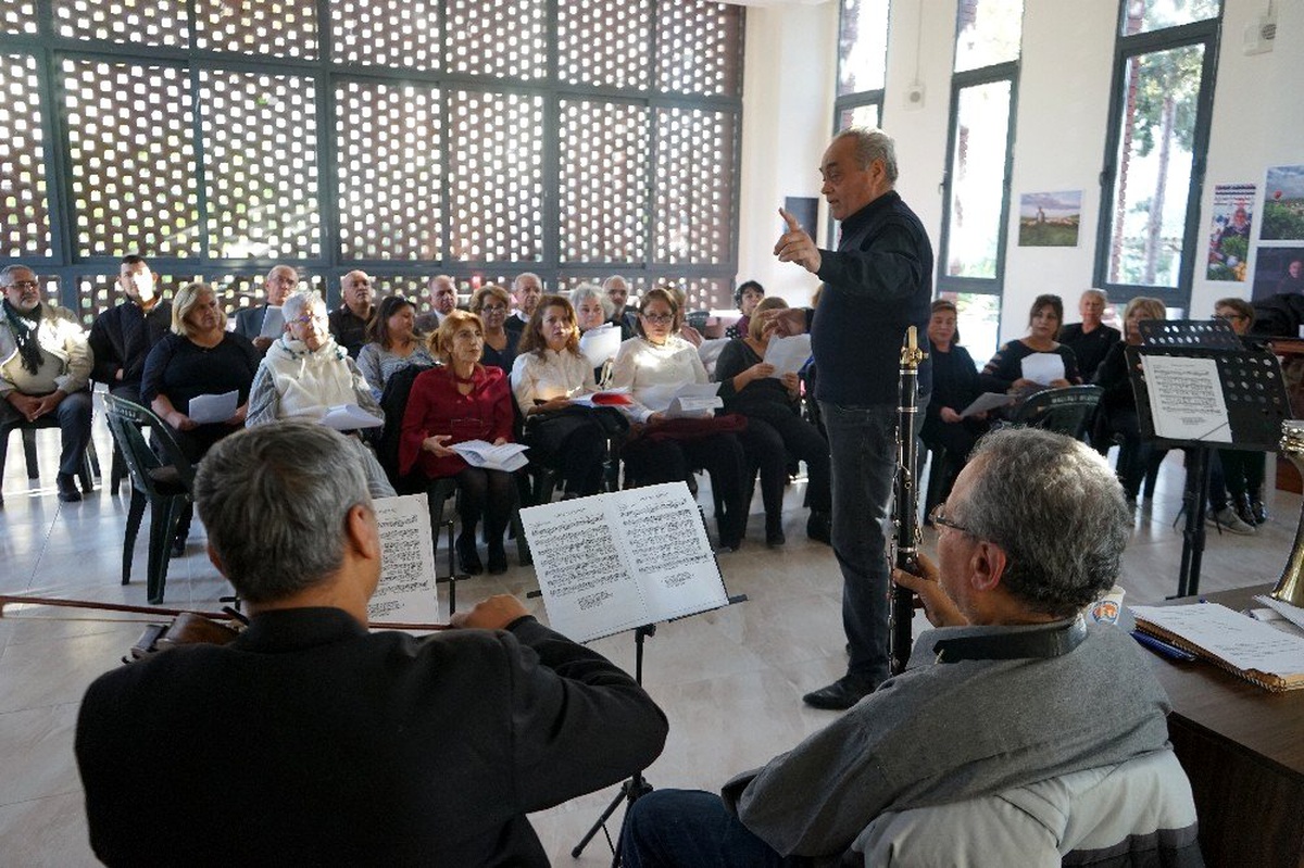Mezitli\'deki Aktif Yaş Alma Merkezindeki Türk sanat müziği korusuna her yaştan insan katılıyor