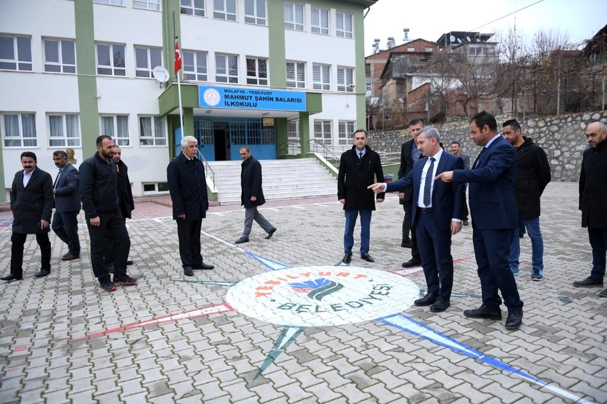 Okul bahçeleri geleneksel oyun alanlarıyla donatılıyor