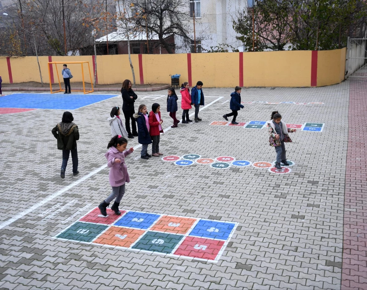 "Okul Bahçeleri Rengârenk Oyun Alanlarına Dönüşüyor"