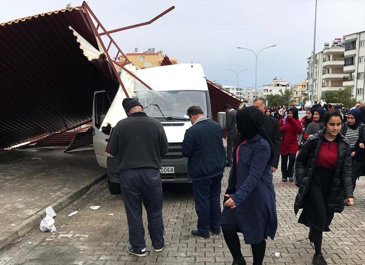Osmaniye\'de rüzgardan uçan çatı boş okul servisinin üzerine düştü