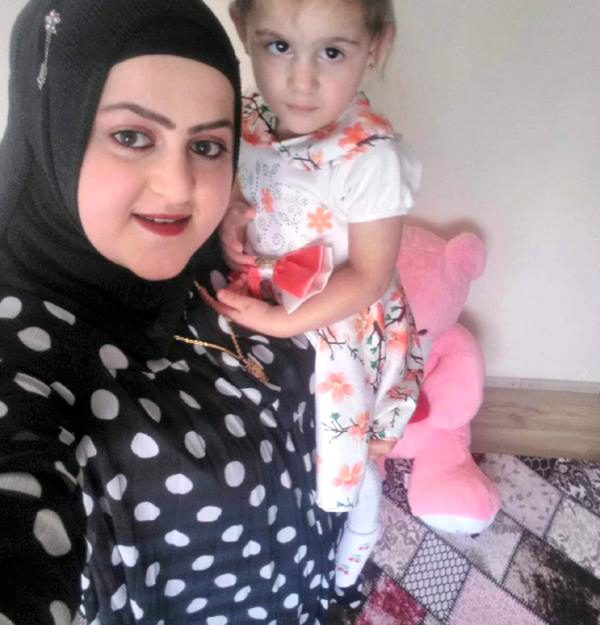 Otomobil bariyere çarptı: Anne öldü, baba ve kızı yaralı
