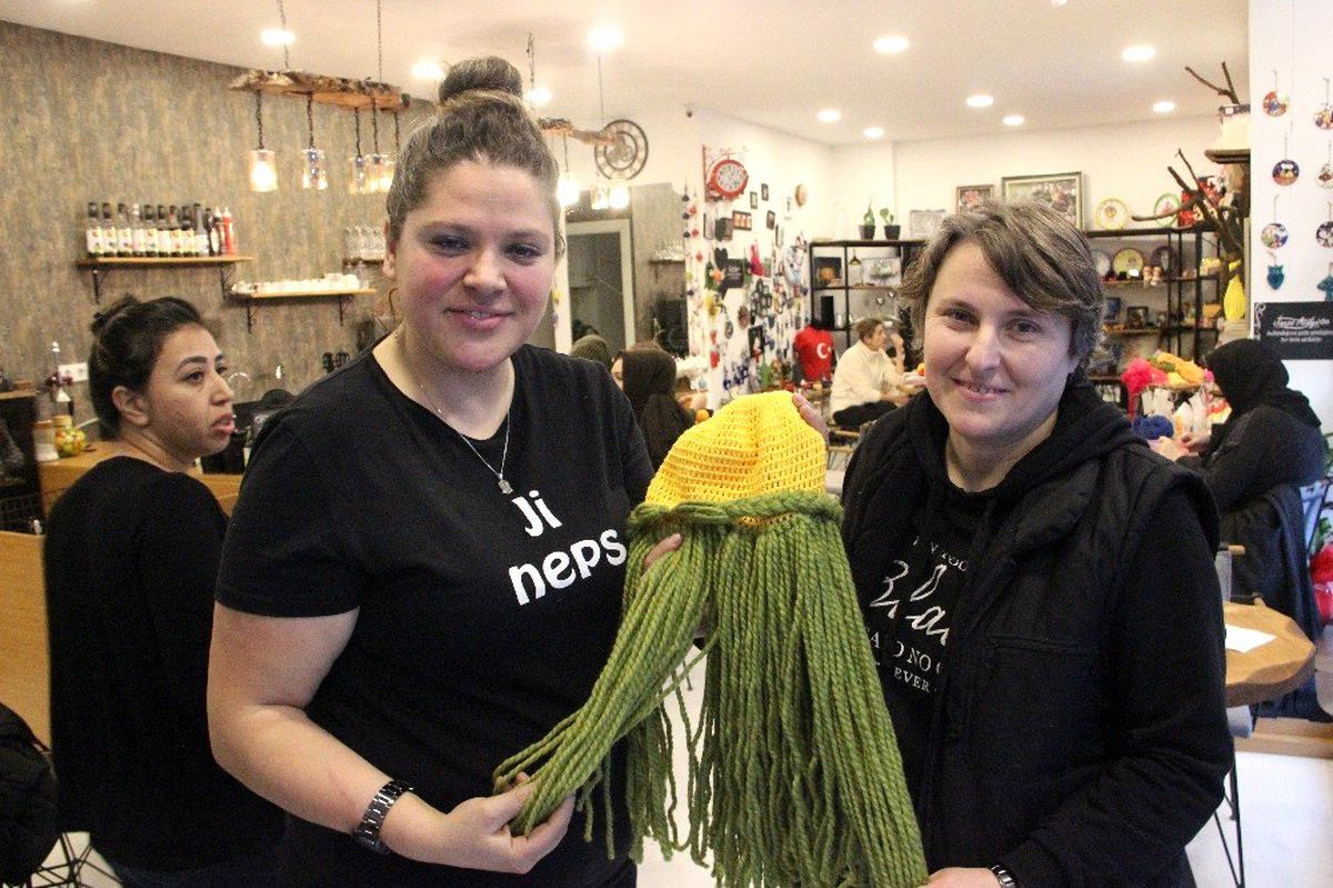 (ÖZEL) Lösemili çocuklar için özel bere örüyorlar