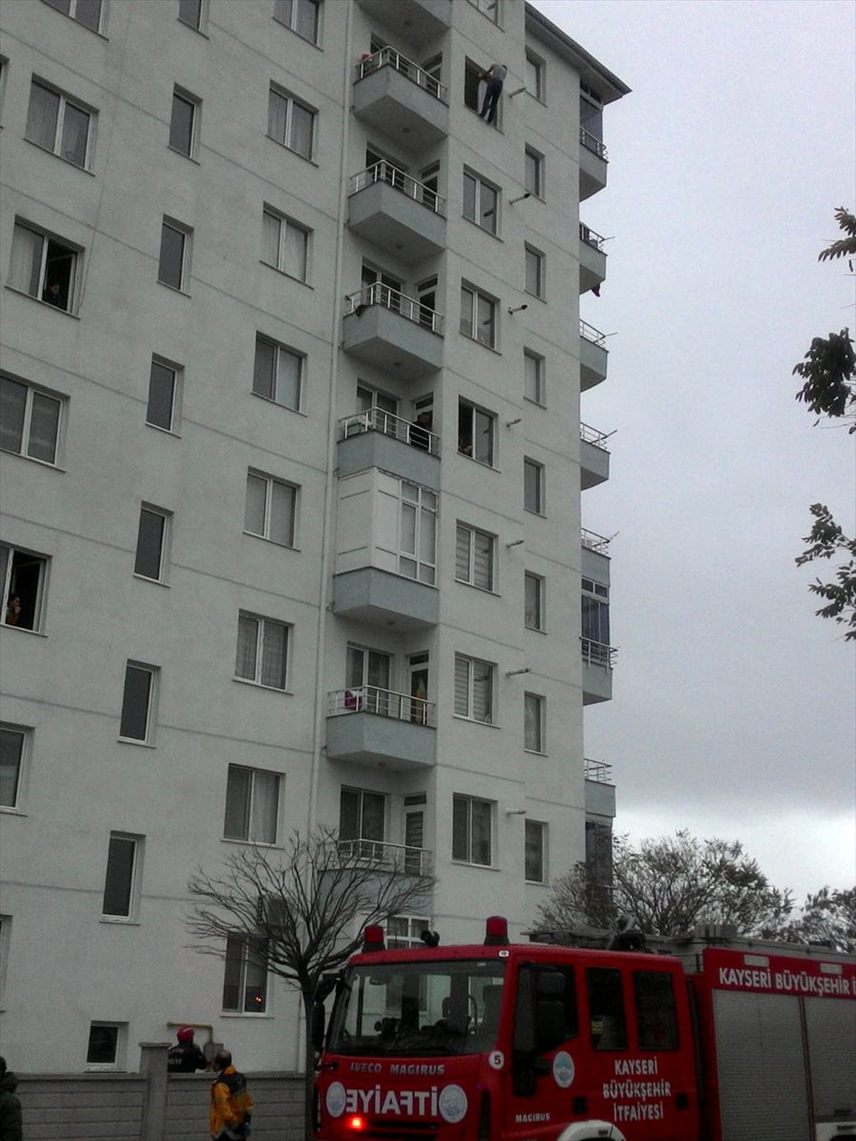 Polisten kaçıp pencereye çıkan zanlı, ikna edilerek gözaltına alındı