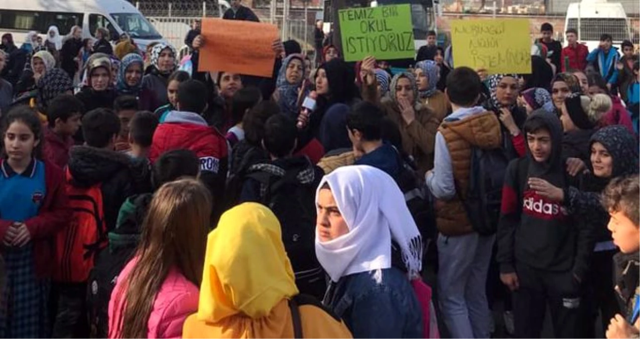 Sancaktepe\'de veliler ve öğrenciler, okul müdürünü protesto etti