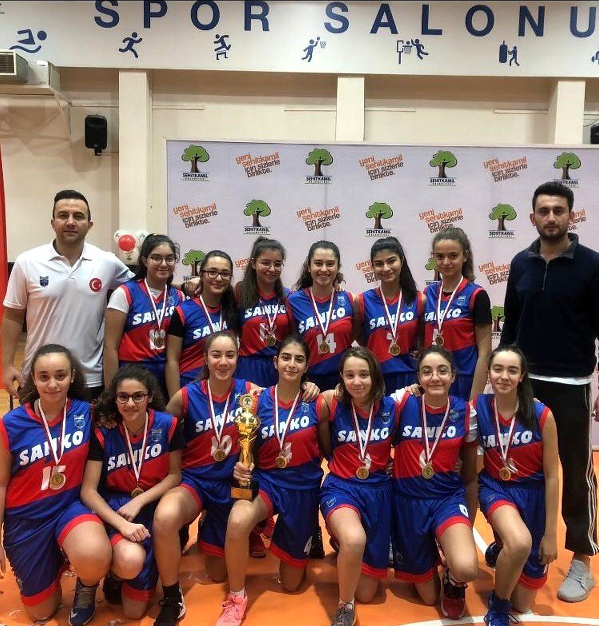SANKO okulları Kurtuluş Kupası\'nda aldı şampiyon oldu