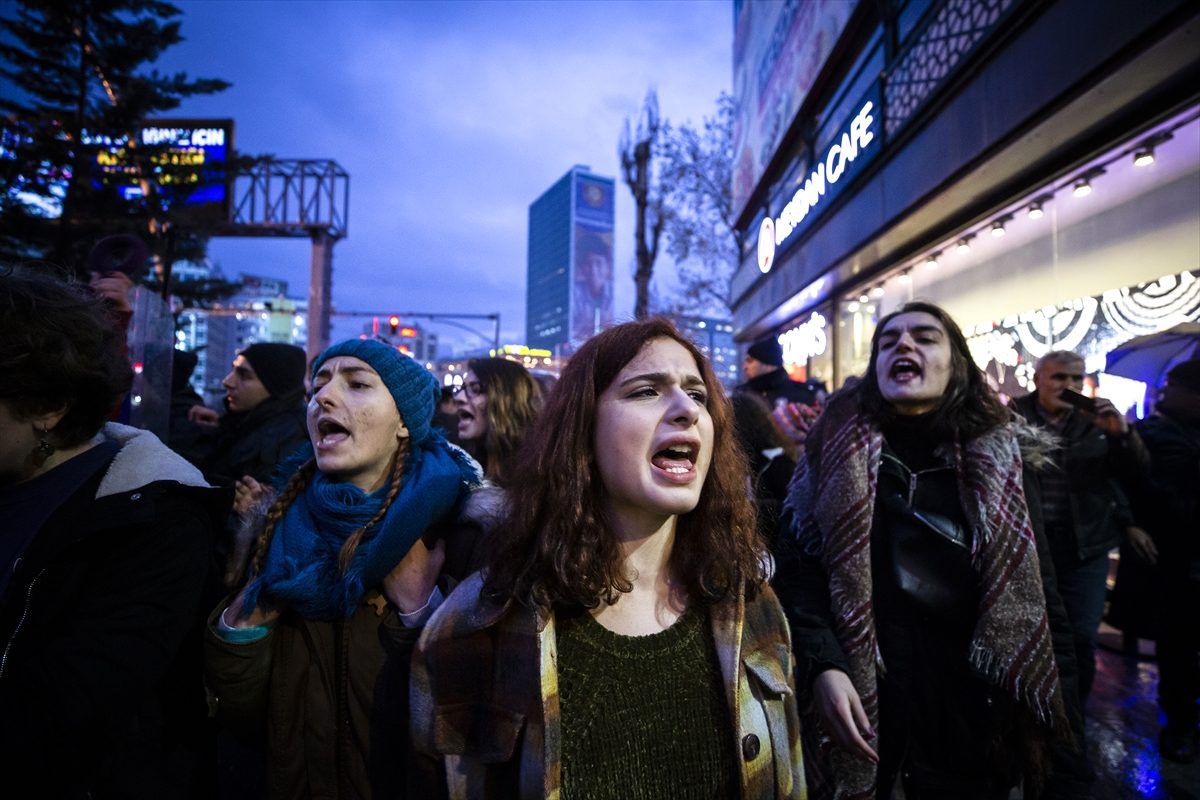Şilili kadınların danslı protestosuna Ankara\'da destek