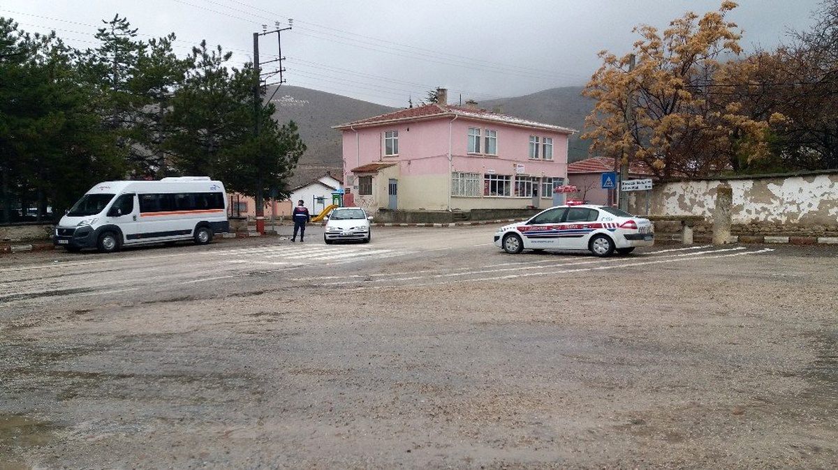 Sivrihisar\'da Jandarma Trafik Timi okul önünde servis şoförleri denetledi