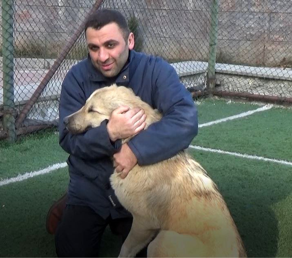 Sokak köpeğini sopayla kovalarken çekilen görüntüleri sosyal medyada yayılınca önce köpekten sonra...