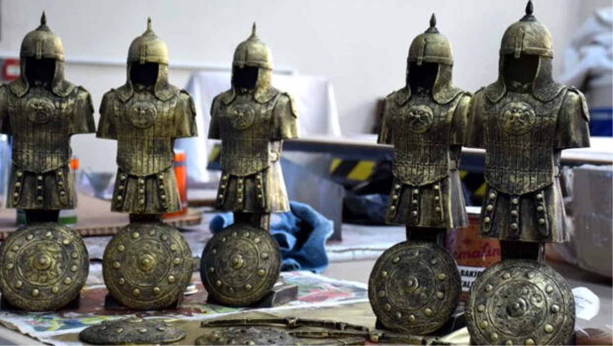 Sultan Alparslan\'ın zırhı ve silahlarını mini heykellerle tanıtıyorlar
