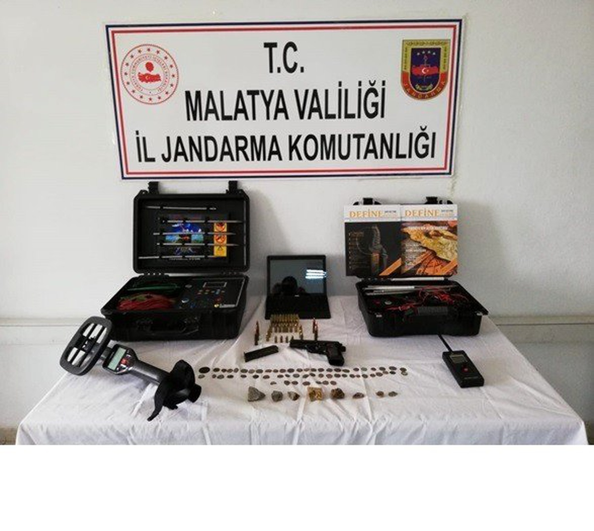 Tarihi eserler ve silah ele geçirildi