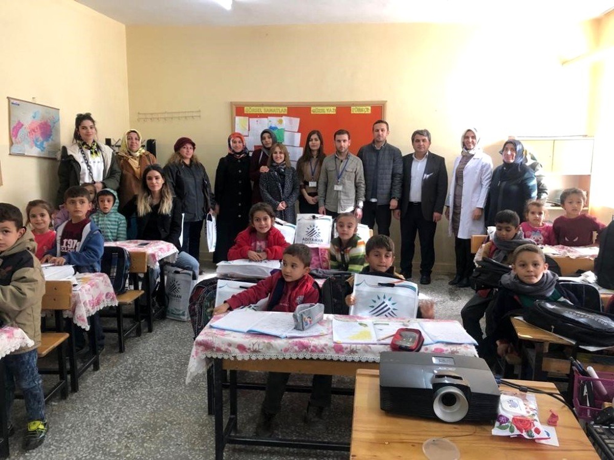 TOGEM\'den köy okuluna kırtasiye desteği