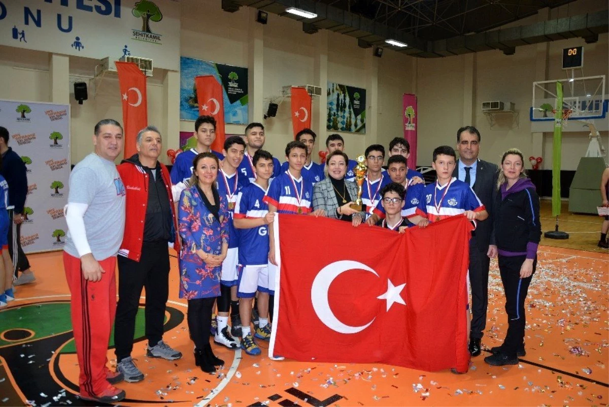 Türkiye\'nin efsane okulu GKV, Kurtuluş Kupasını kazandı