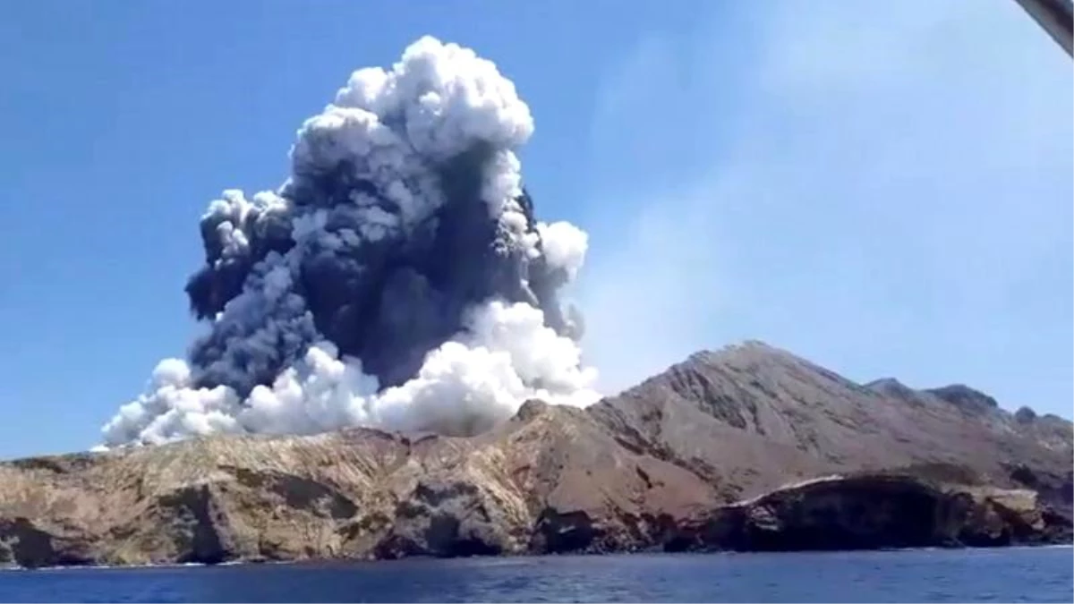 Yeni Zelanda\'da faaliyete geçen yanardağın patlama anları görüntülendi