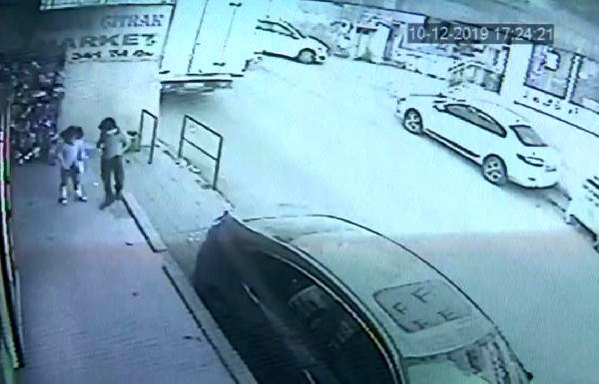 Yola fırlayan Ayşenur\'a hafif ticari aracın çarptığı anlar kamerada