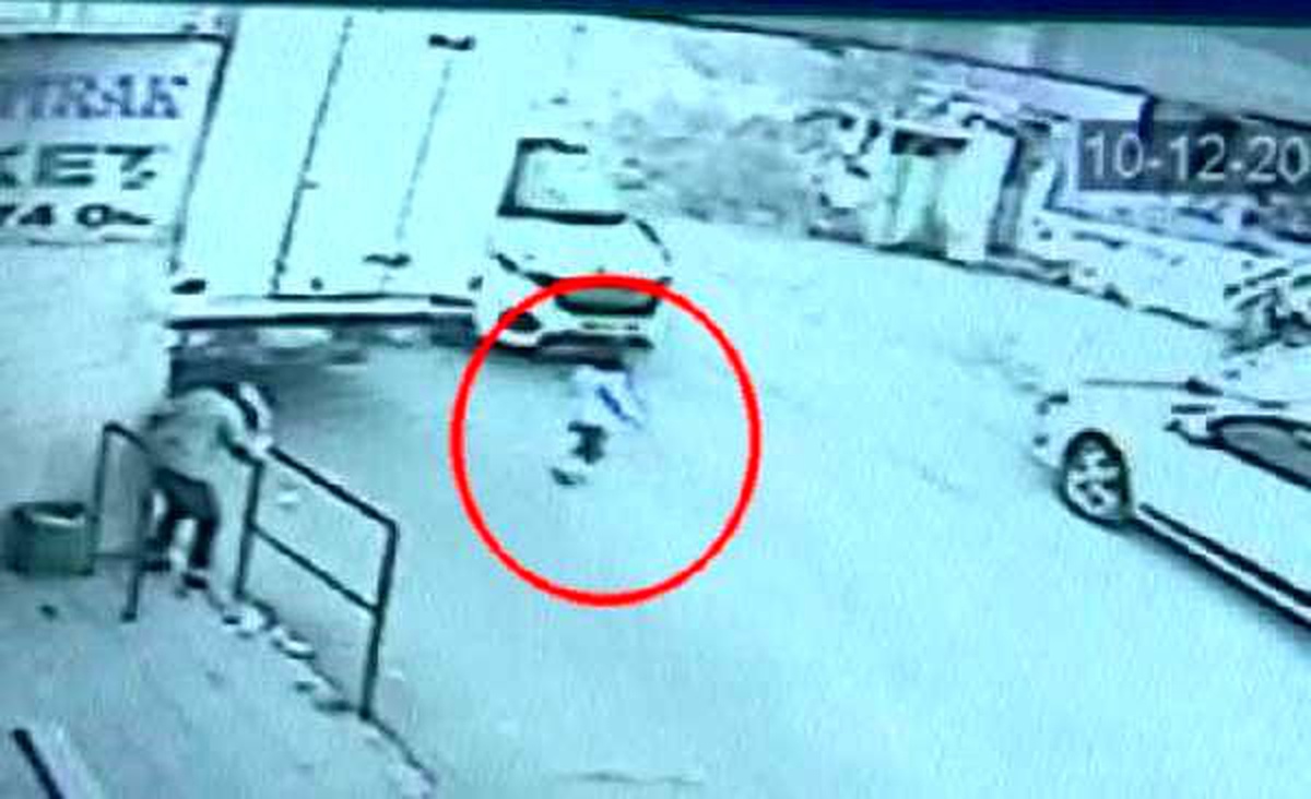 Yola fırlayan Ayşenur\'a hafif ticari aracın çarptığı anlar kamerada (2)