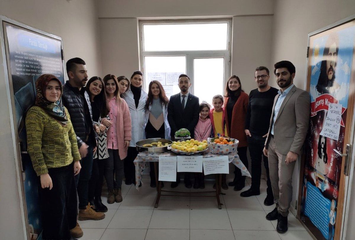 Yüksekova\'da yardıma muhtaç öğrenciler için meyve sattılar