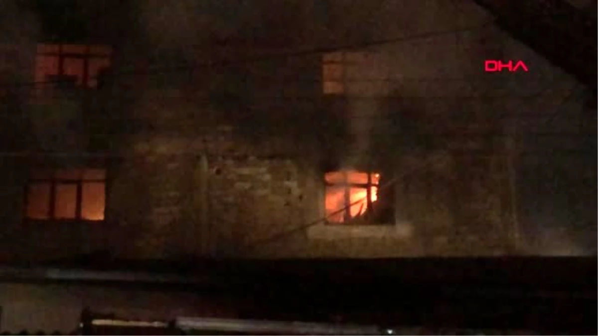 Zonguldak mobilya atölyesindeki yangın evlerin çatısına sıçradı