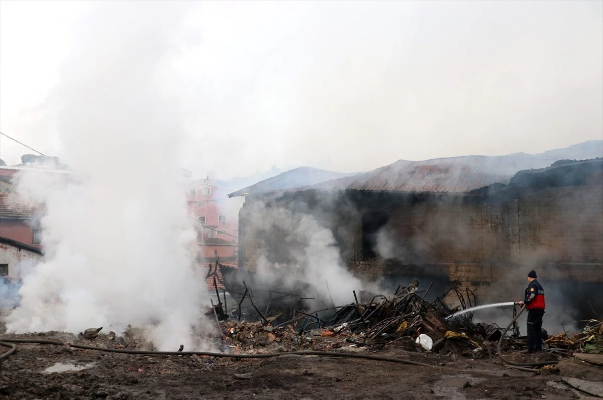 Zonguldak\'ta mobilya imalathanesinde çıkan yangında soğutma çalışmaları sürüyor