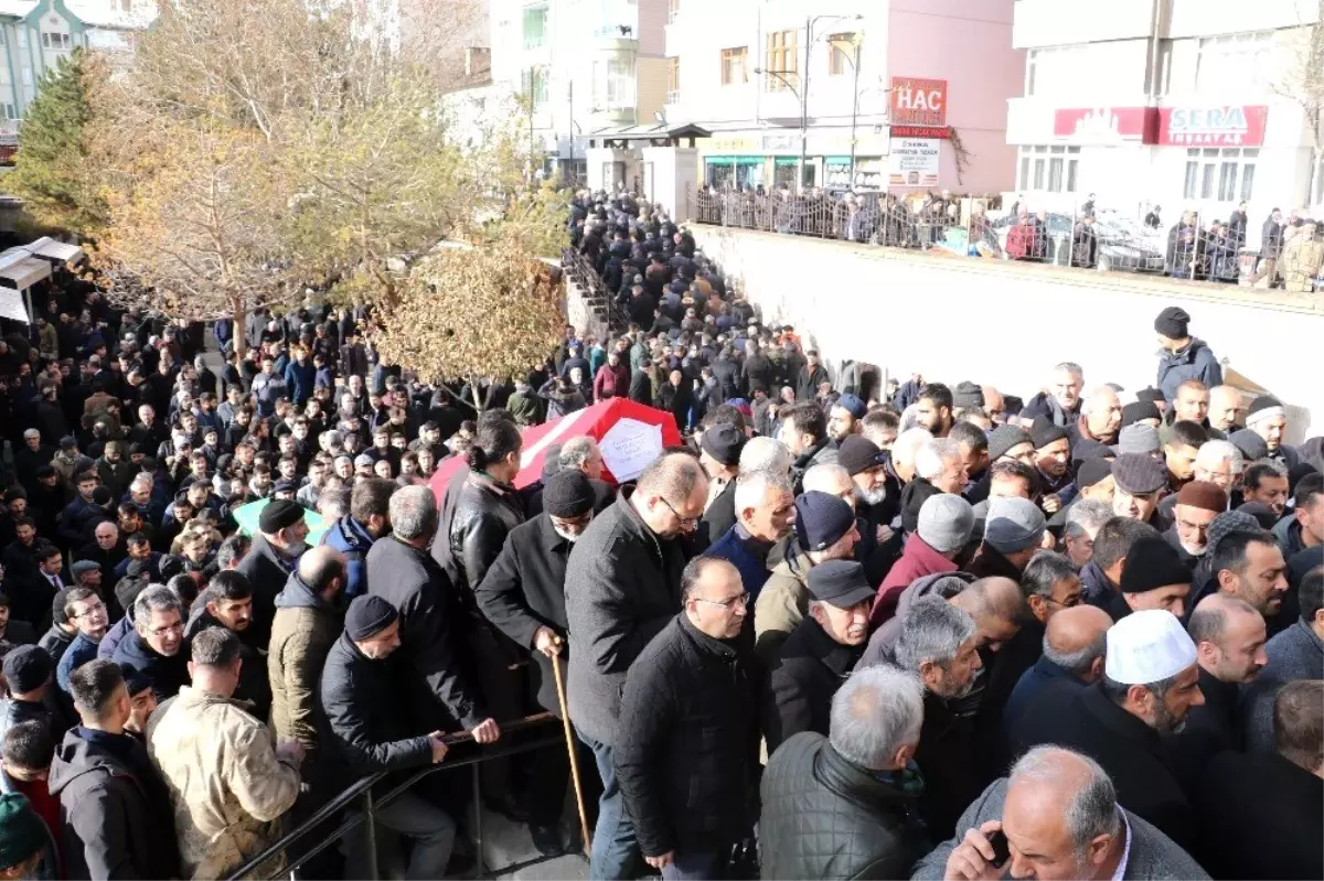 13. katlı binanın terasından düşerek ölen genç hakim toprağa verildi